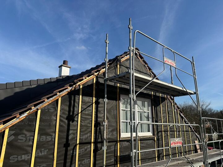 Écran de sous-toiture et supports de bardage posés sur un pignon en rénovation