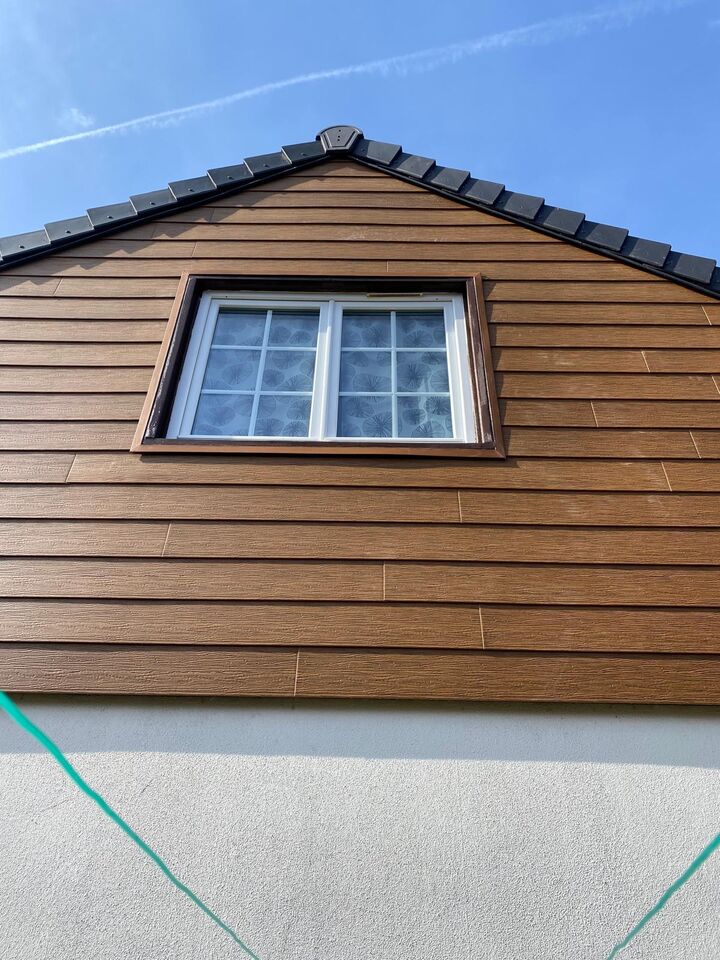 Pignon fini avec son bardage bois et sa toiture en tuiles
