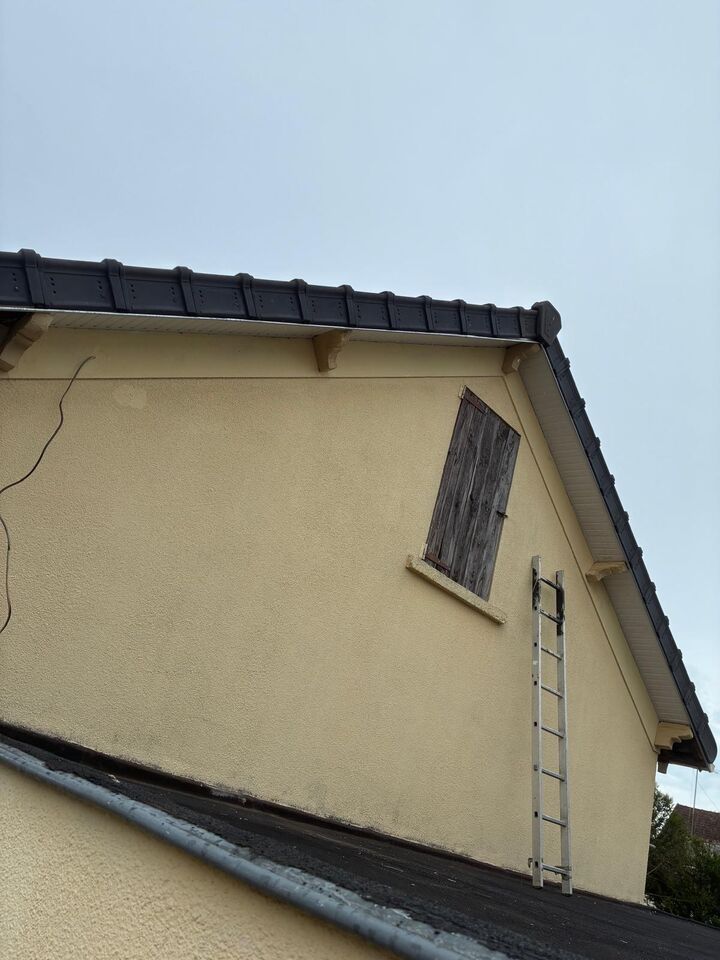 Détail de la toiture terminée avec sa rive traitée
