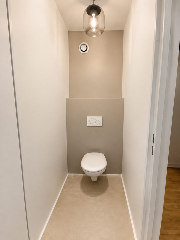 Toilettes rénovées avec WC suspendu